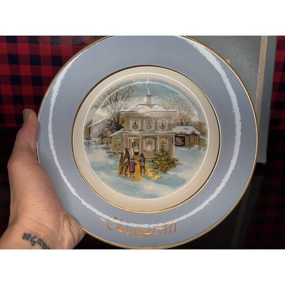NIB Avon Christmas Plate 1977 Carollers in the Snow Wedgwood (Tunstall) - Picture 3 of 7